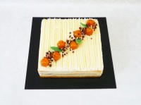 Mrvový korpus, mascarpone krém, pomerančové pyré, čokoládové zdobení.